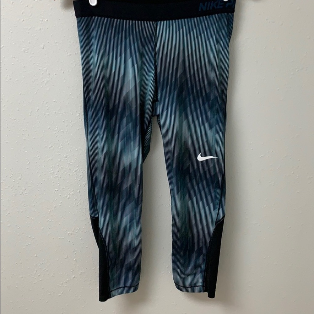 Nike Pro Dri-Fit Workout Cropped Leggings